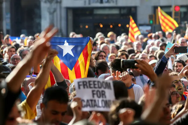 Protesto contra ação da polícia espanhola na Catalunha (Albert Gea/Reuters)
