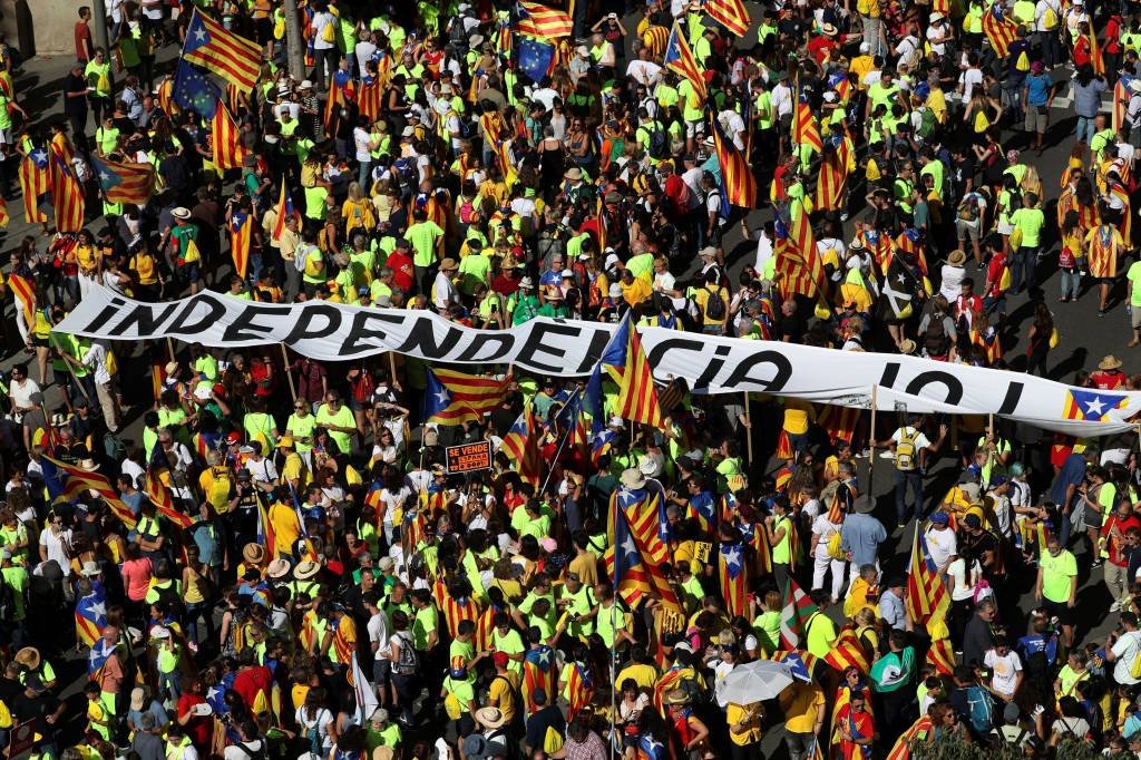 Catalães se manifestam a favor de referendo sobre secessão