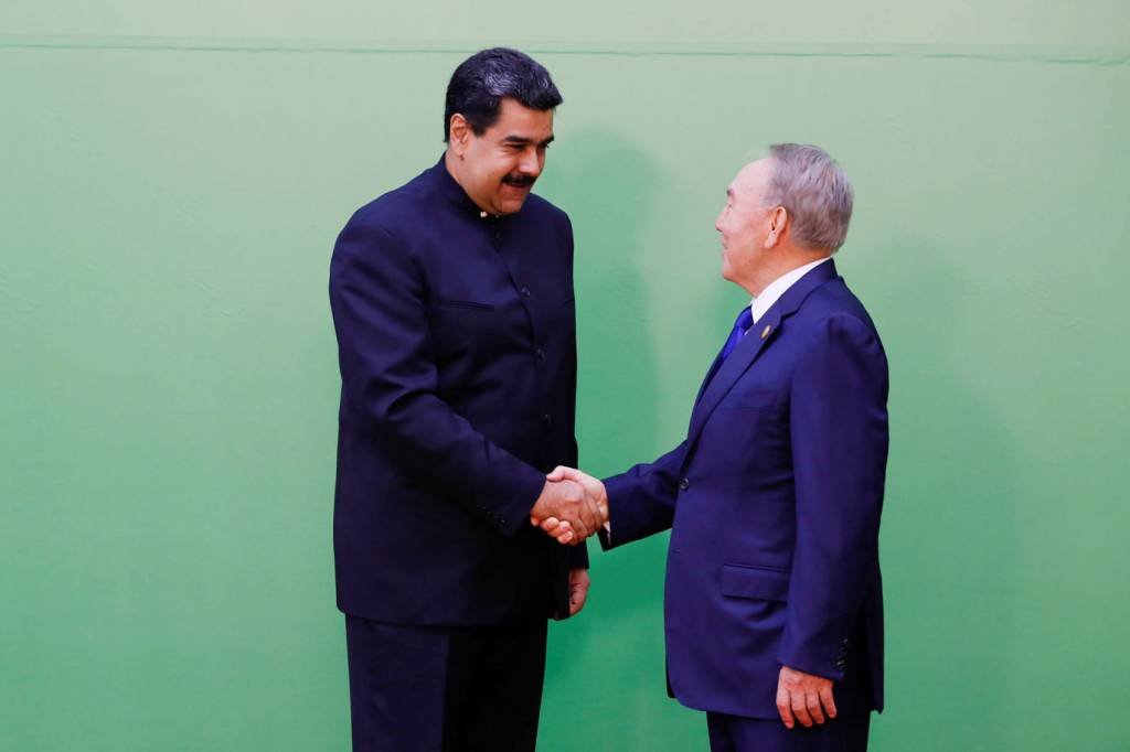 Encontro: o presidente da Venezuela foi recebido pelo shake do Cazaquistão, Nursultan Nazarbayev (Miraflores Palace/Reuters)