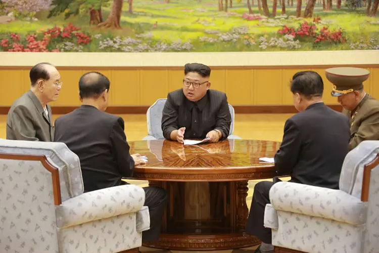 Kim Jong Un: Coreia do Norte teria a tecnologia que permitiria que os mísseis resistissem aos obstáculos atmosféricos (KCNA/Reuters)