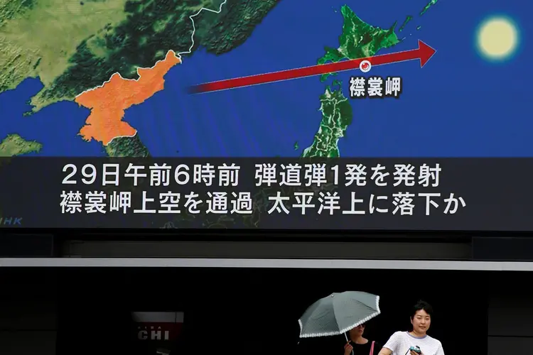 Televisão mostra trajetória de míssil norte-coreano, no Japão, no dia 29/08/2017 (Kim Kyung-Hoon/Reuters)