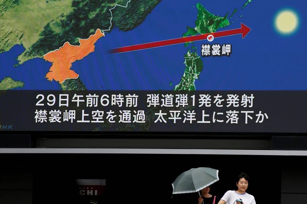 Coreia do Norte lança novo míssil; Japão diz que sobrevoou o país