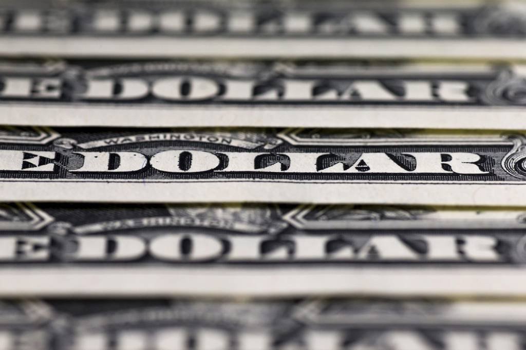 Dólar e Bolsa recuam de olho em mercado externo