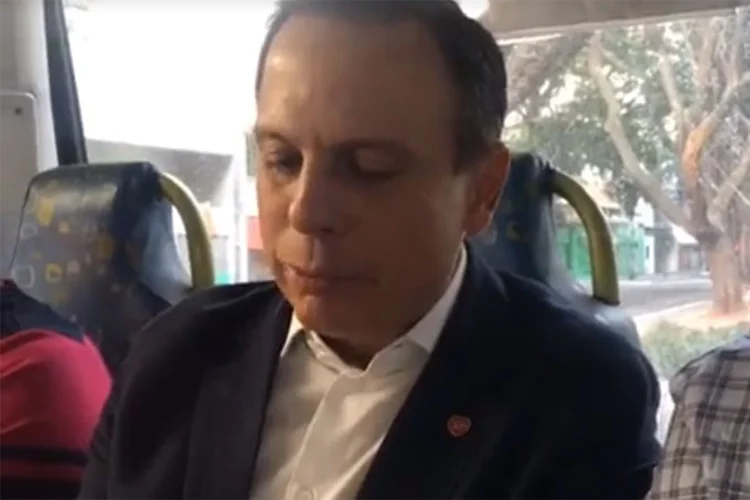 João Doria anda de ônibus em SP (João Doria/Facebook/Reprodução)