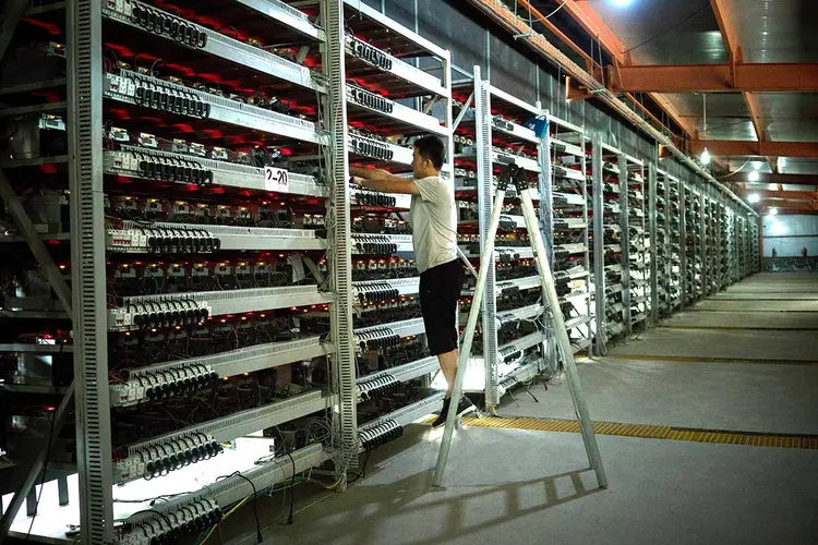 Fábrica de Bitcoin: a Bitmain consegue energia elétrica mais barata para seus computadores diretamente do governo chinês (Giulia Marchi/The New York Times)