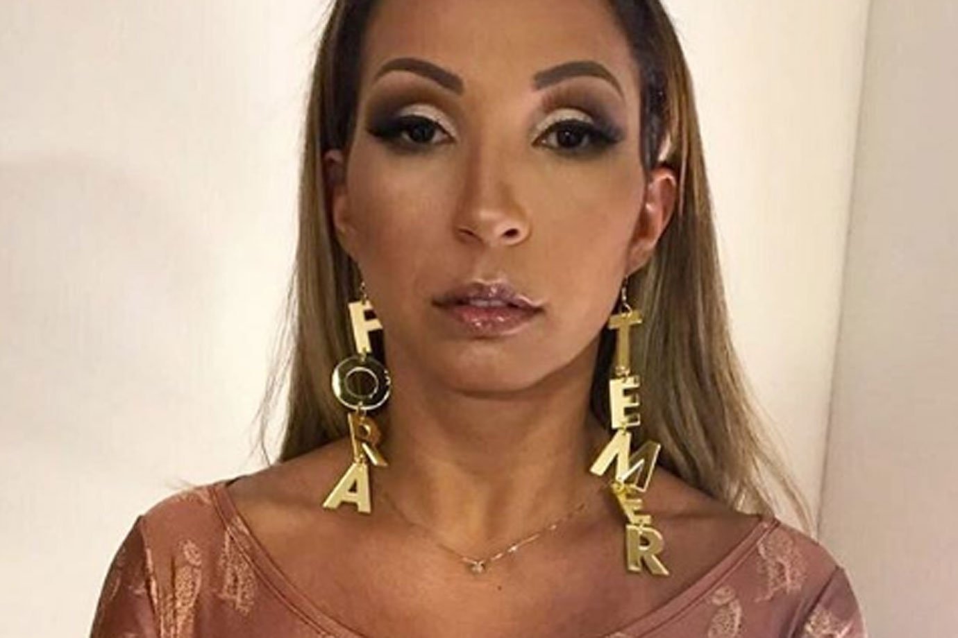 Brinco com mensagem "Fora, Temer" vira mania entre cantoras