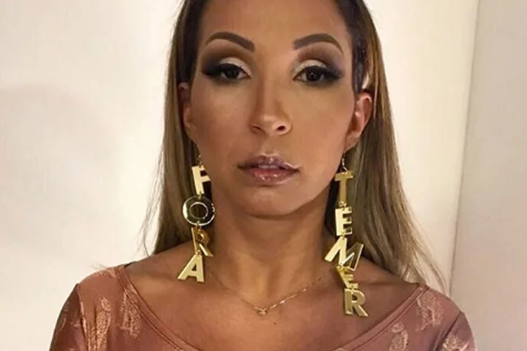 Valesca: a cantora publicou uma foto em seu Instagram utilizando os seus brincos (Arquivo Pessoal/Instagram/Reprodução)