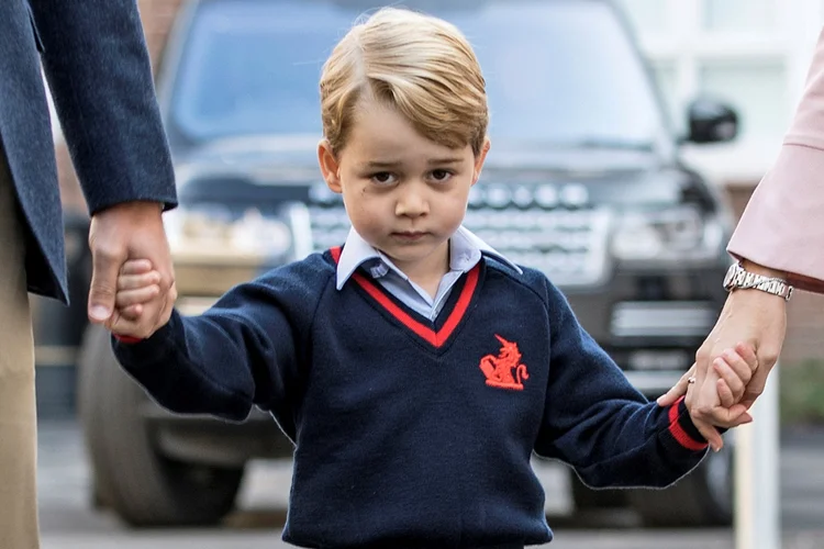 Príncipe George vai à escola acompanhado pelo pai (Richard Pohle/Reuters)