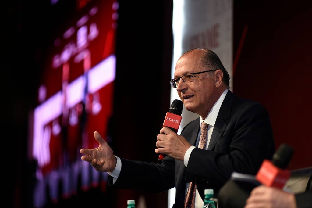 "Quero ser candidato, mas não depende de mim", diz Alckmin