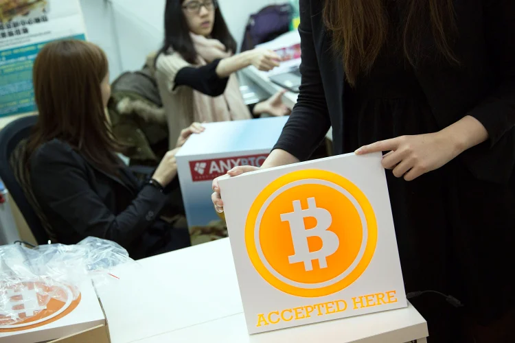 Bitcoin: 4 mil trabalhadores poderão optar em receber parte do salário na forma de criptomoeda (Lam Yik Fei/Getty Images)