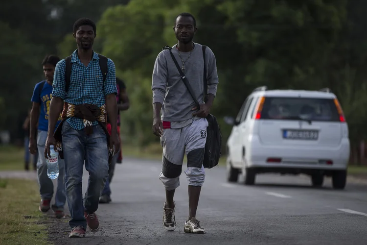 Imigrantes passam fome no deserto do Saara e arriscam a vida no Mediterrâneo na busca por uma vida na Europa (Arpad Kurucz/Getty Images)