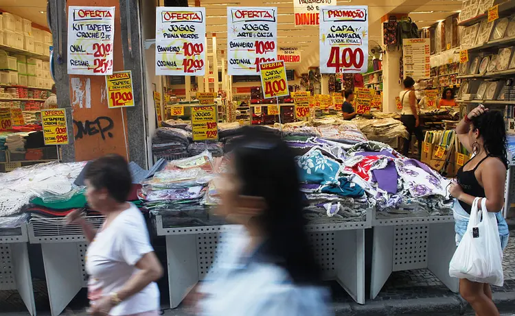 Economia: movimento nas lojas caiu, mas empresas aprenderam a manejar as contas para não sair no prejuízo (Mario Tama/Getty Images)