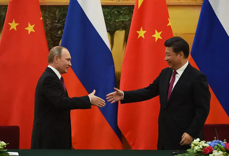 VLADIMIR PUTIN E XI JINPING: Rússia e China têm aumentado rapidamente o volume de trocas comerciais, enquanto Estados Unidos defendem o fechamento (reg Baker/Getty Images)