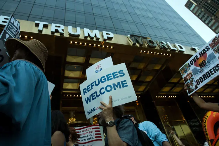 Nova York: em junho, americanos e imigrantes se manifestaram em frente  à Trump Tower por direitos de refugiados; em debate geral da ONU, Trump defendeu rigoroso controle de fronteiras (Drew Angerer/Getty Images/Getty Images)