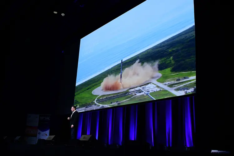 CEO da SpaceX, Elon Musk, fala no International Astronautical Congress em 29 de setembro de 2017 (Mark Brake/Getty Images)