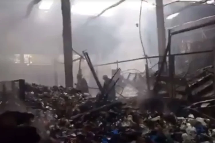 Incêndio no Mercado de Santo Amaro: o trabalho de rescaldo continua na manhã desta segunda (Corpo de Bombeiros da PMESP/Facebook/Reprodução)