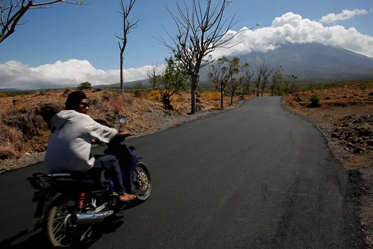 Indonésia se prepara para possível erupção de vulcão (Darren Whiteside/Reuters)