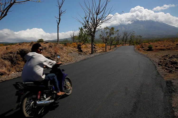 Indonésia se prepara para possível erupção de vulcão (Darren Whiteside/Reuters)