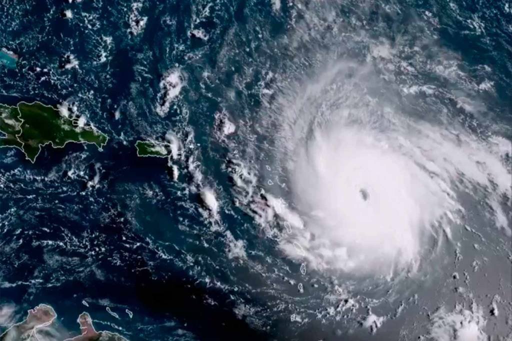 Caçadores de furacões entram no poderoso Irma; veja vídeos