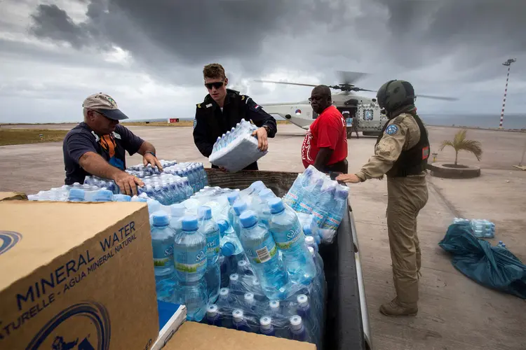 Ajuda nos EUA após passagem do Irma em outubro de 2017. (Ministry of Defence-Gerben van Es/Reuters)