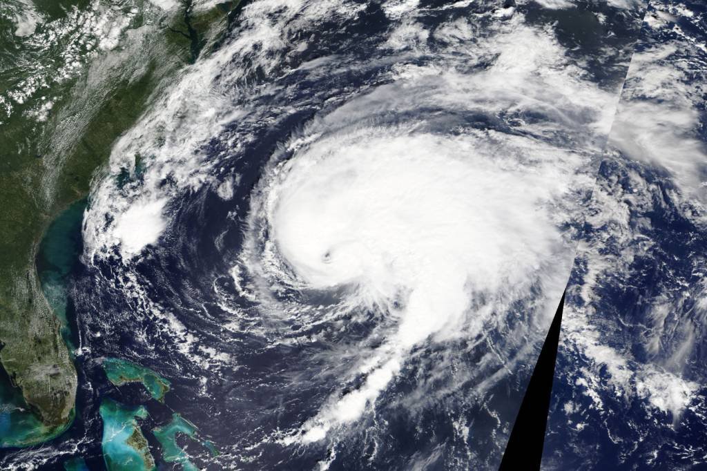José se degrada para tempestade tropical, mas EUA seguem alertas