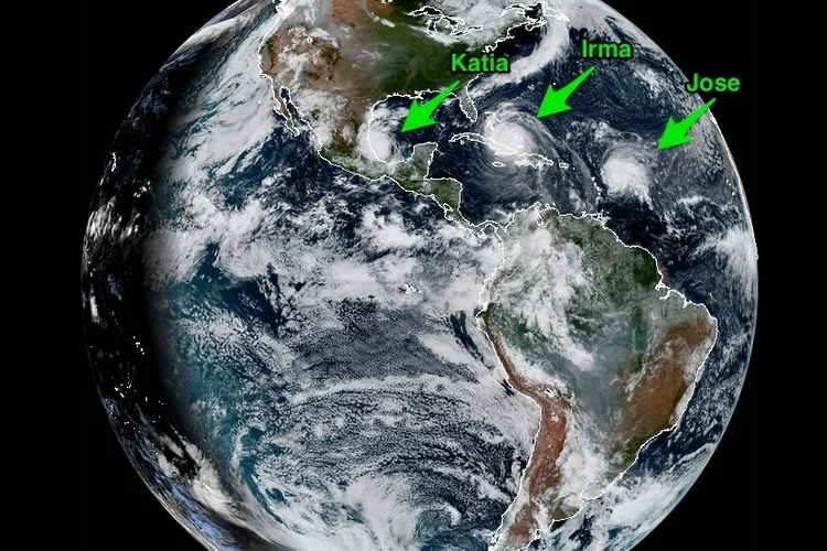 Os três furacões podem ser vistos na mesma imagem de satélite (NOOA/Reprodução)