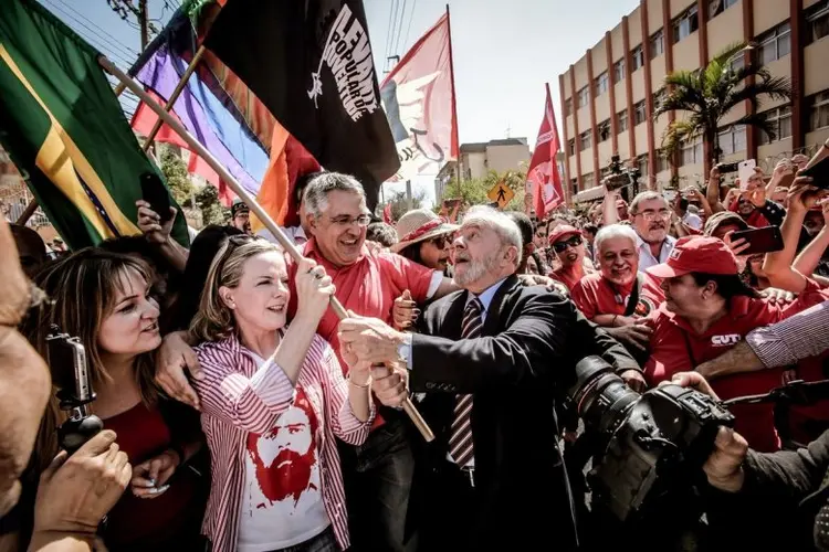 Lula chega em Curitiba para prestar depoimento a Moro acompanhado da militância - 13/09/2017 (PT/Leandro Tasques/Divulgação)