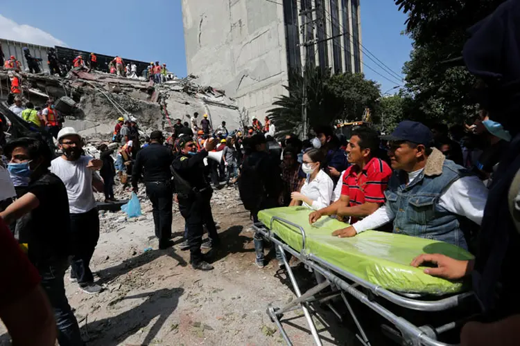 México: milhares de integrantes do Exército, Marinha e Polícia Federal "estão ajudando a população" (Claudia Daut/Reuters)