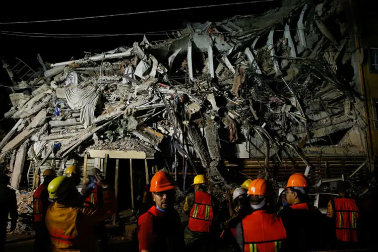 Resgate de pessoas soterradas após terremoto no México 19/09/2017 (Henry Romero/Reuters)