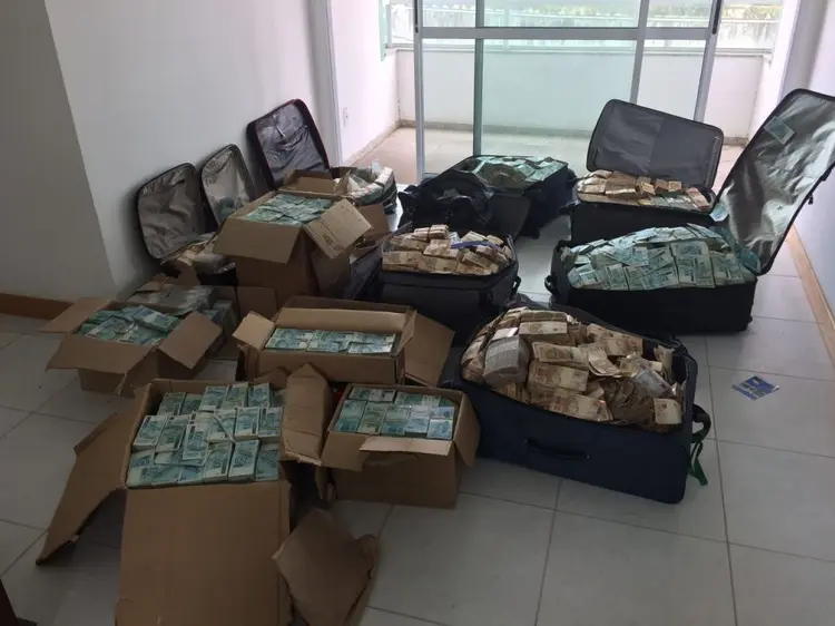 MALAS DE DINHEIRO: encontradas no apartamento de um amigo de Geddel, PF diz que o local era um &#8216;bunker&#8217; usado para guardar dinheiro vivo pelo ex-ministro (Polícia Federal/Divulgação)