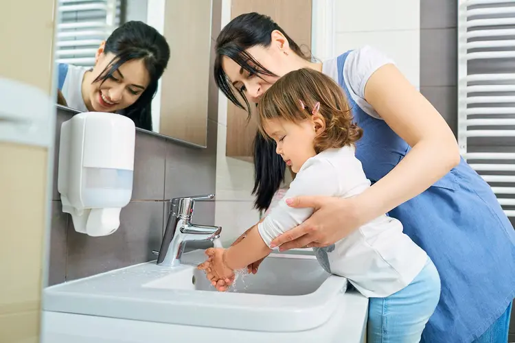 Mãos limpas: experimento em escola mostra por que lavar as mãos antes de comer (Lacheev/Thinkstock)