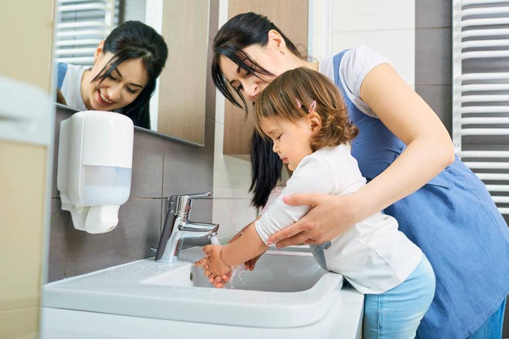 Experimento nojento mostra por que lavar as mãos antes de comer