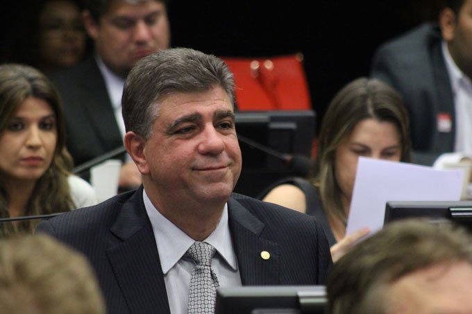 Maia critica Temer em resposta à assédio do PMDB a deputado