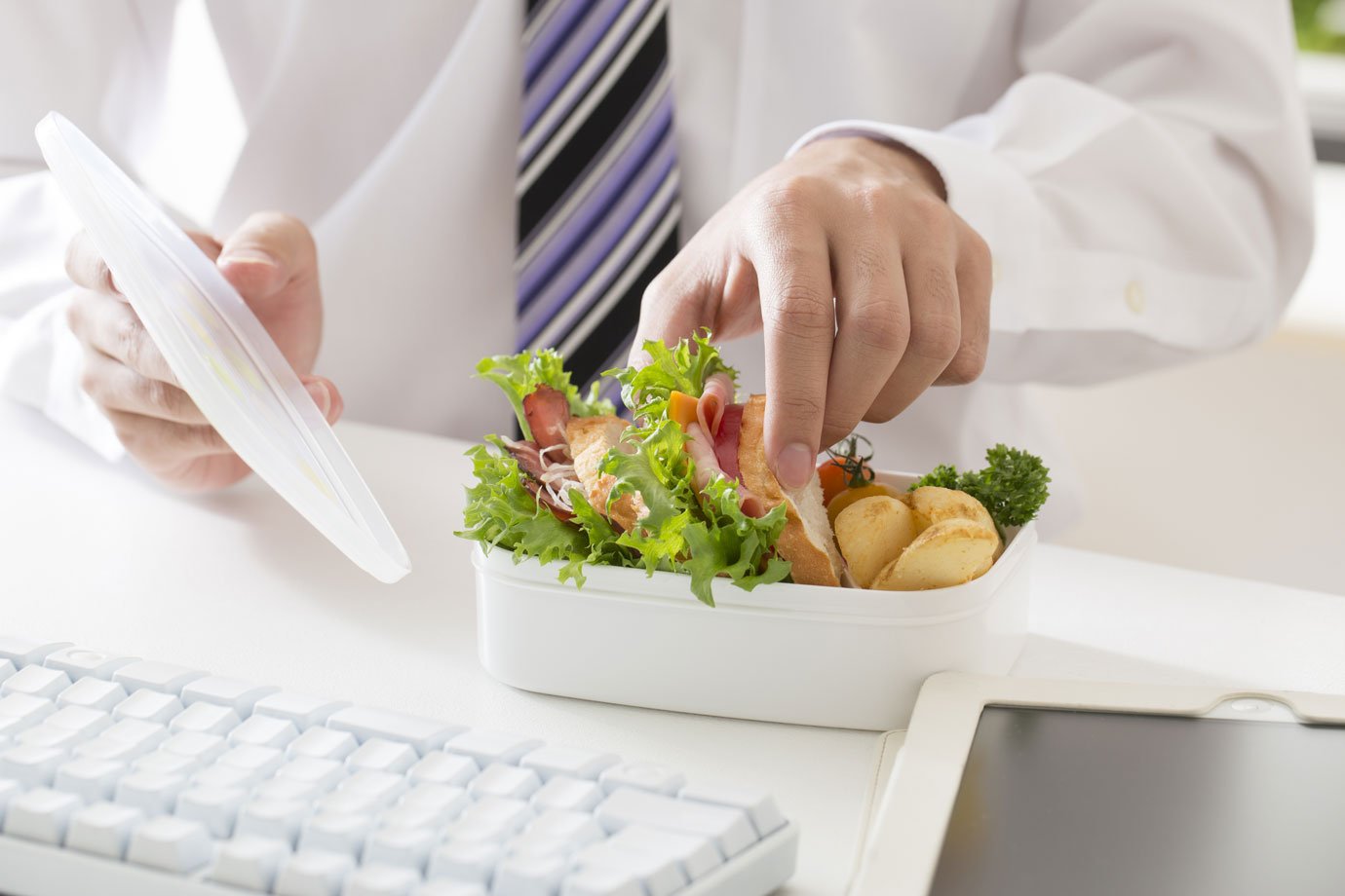 Na empresa não tem espaço para você comer? O que diz a lei