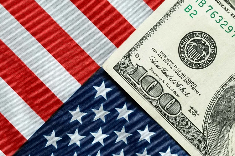 Dólar: moeda norte-americana avançava ante uma cesta de moedas também com os investidores reduzindo posições vendidas (mars58/Thinkstock)