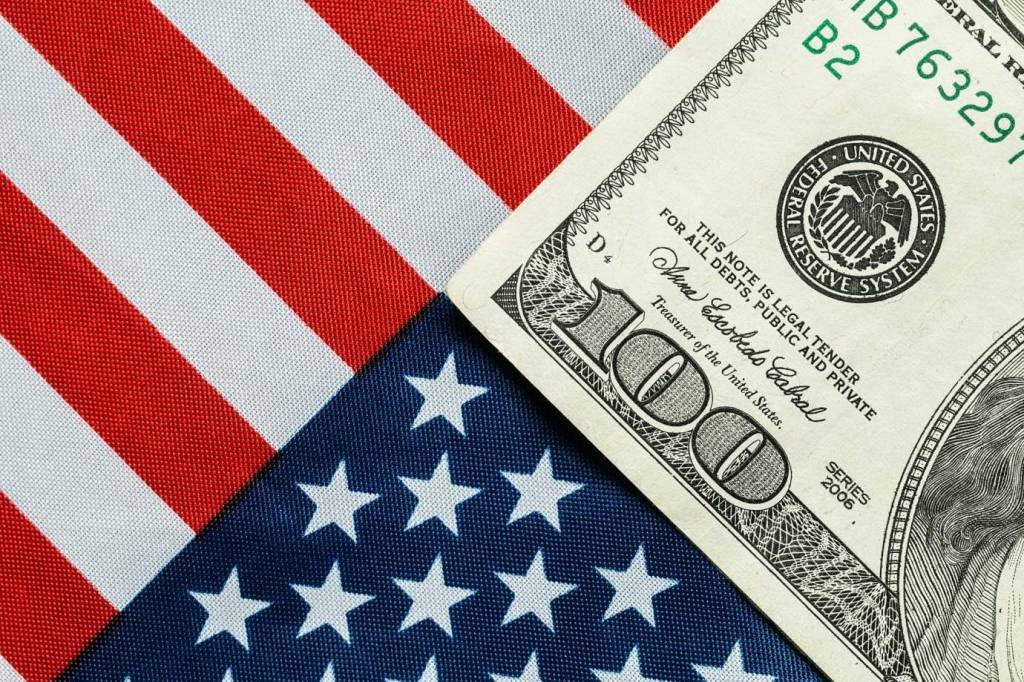 Bandeira dos Estados Unidos com nota de dólar (mars58/Thinkstock)
