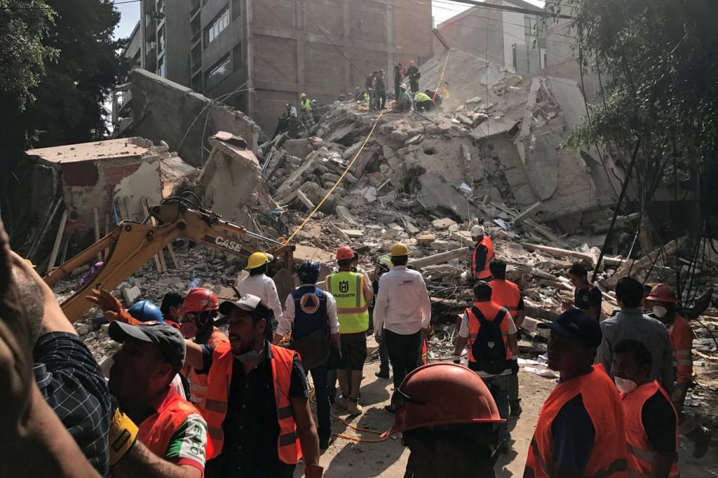 Número de mortos sobe para 343 após terremoto no México