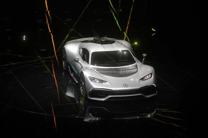 Mercedes-Benz mostrou o carro definitivo que a marca é capaz de conceber inspirado na Fórmula 1, o AMG Project One, de US$ 2,7 milhões (Simon Dawson/Bloomberg)