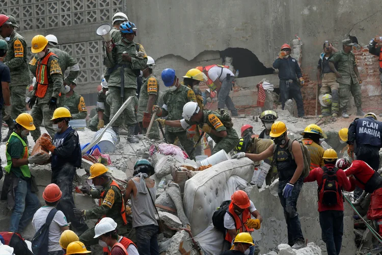 México: "Depois de 72 horas suspendem os trabalhos de resgate e começam a demolição" (Henry Romero/Reuters)