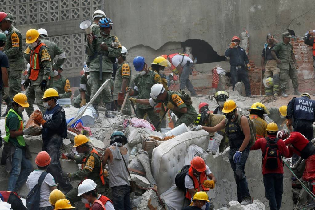Contra relógio e cansaço, resgate continua no México