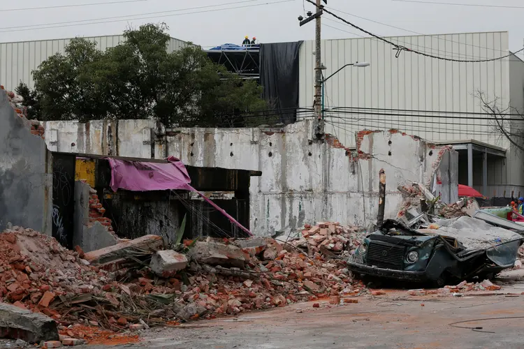 Terremoto deixa veículo e parede em pedaços na Cidade do México (Carlos Jasso/Reuters)