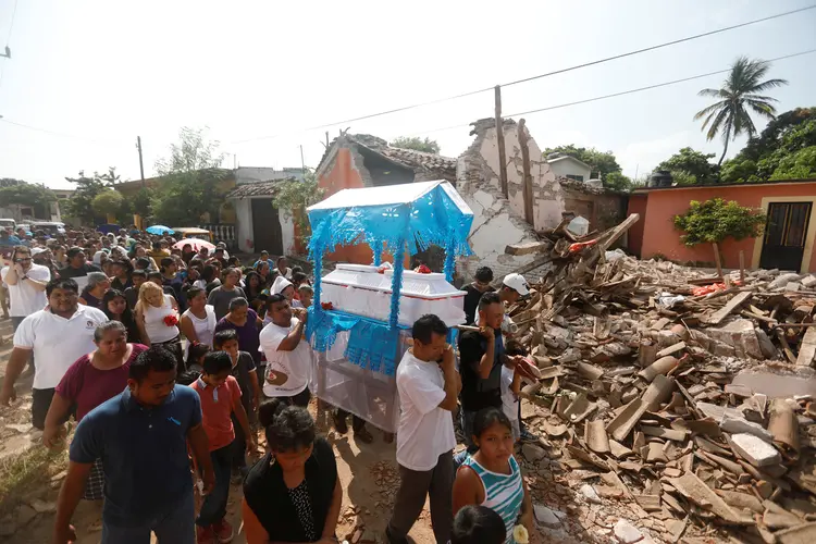 Enterro em Juchitan, no México: terremoto matou mais de 60 pessoas (Edgard Garrido/Reuters)