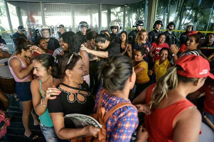 MTST: militantes gritaram palavras de ordem e cantaram hinos na portaria do ministério (MTST/Facebook/Reprodução)