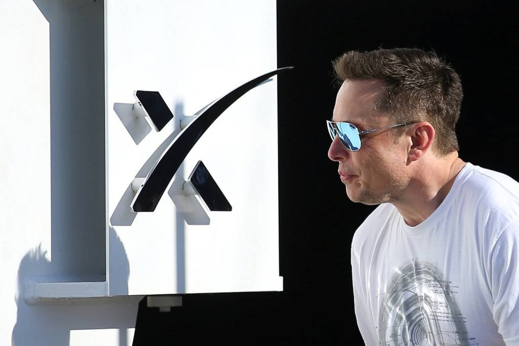 SpaceX confirma planos de Musk de enviar seu Tesla ao espaço