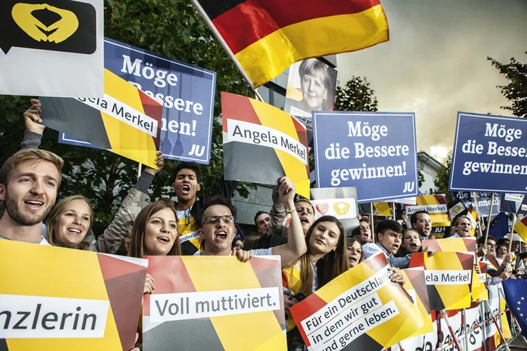 Apoiadores de Angela Merkel, em Berlim: o partido da chanceler é o favorito para vencer as eleições no dia 24 de setembro (Omer Messinger/Getty Images)