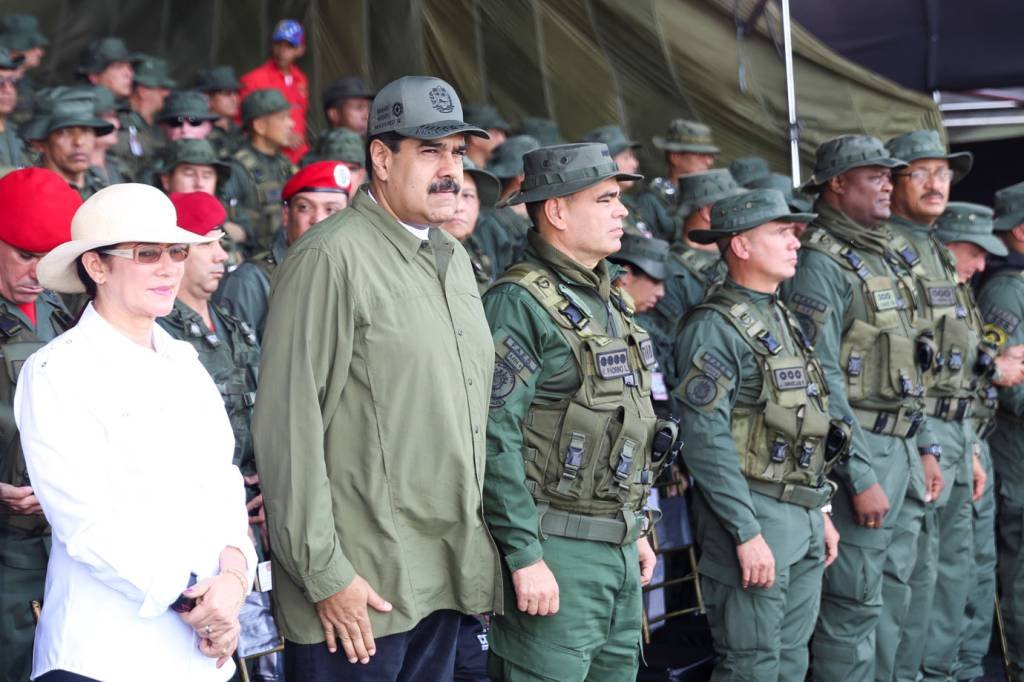 Maduro pede que militares lubrifiquem fuzis após "ameaça" dos EUA