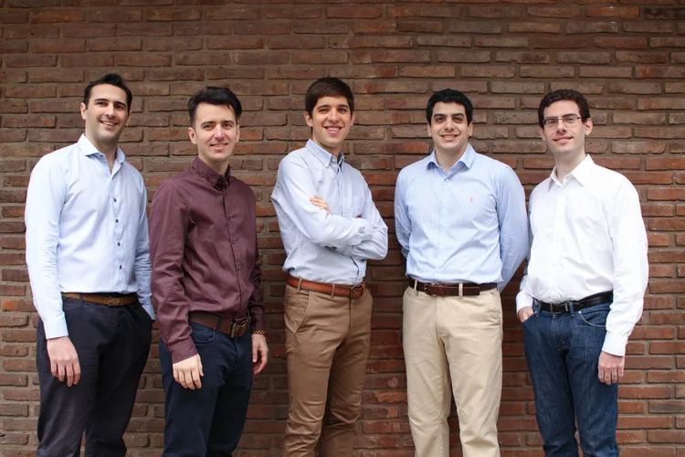 José Abuchaem, Martín Palombo, Alejandro Vazquez, Santiago Sosa e Alejandro Alfonso: sócios fundaram a Nuvem Shop, na Argentina (Nuvem Shop/Divulgação)