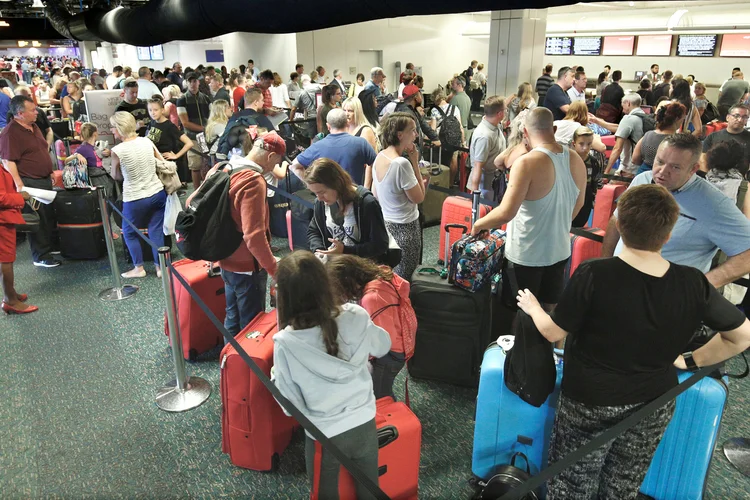 Aeroporto de Orlando: longas filas de passageiros  (Gregg Newton/Reuters)