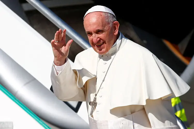 O Papa Francisco batizou 34 crianças durante uma grande cerimônia na Capela Sistina neste domingo. (Tony Gentile/Reuters)