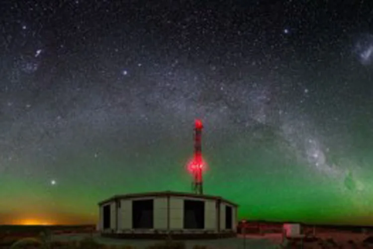 Pesquisadores observaram que raios cósmicos ultraenergéticos – acima de 8 vezes 1018 elétrons-volts (eV) – chegam em maior número à Terra vindos de um lado do céu (Pierre Auger/Agência Fapesp)